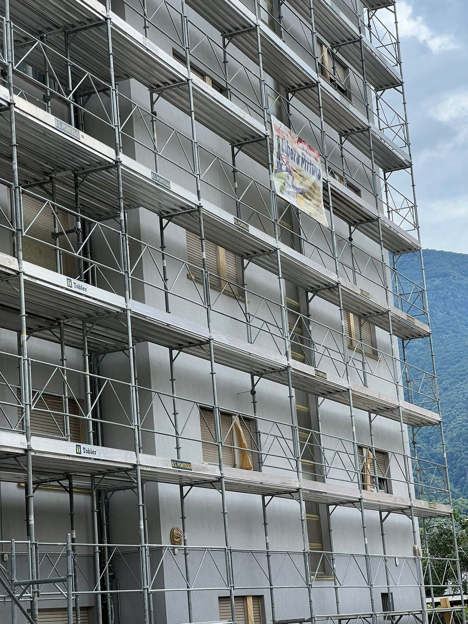 Cantiere Libera Pittura in Ticino con banner aziendale