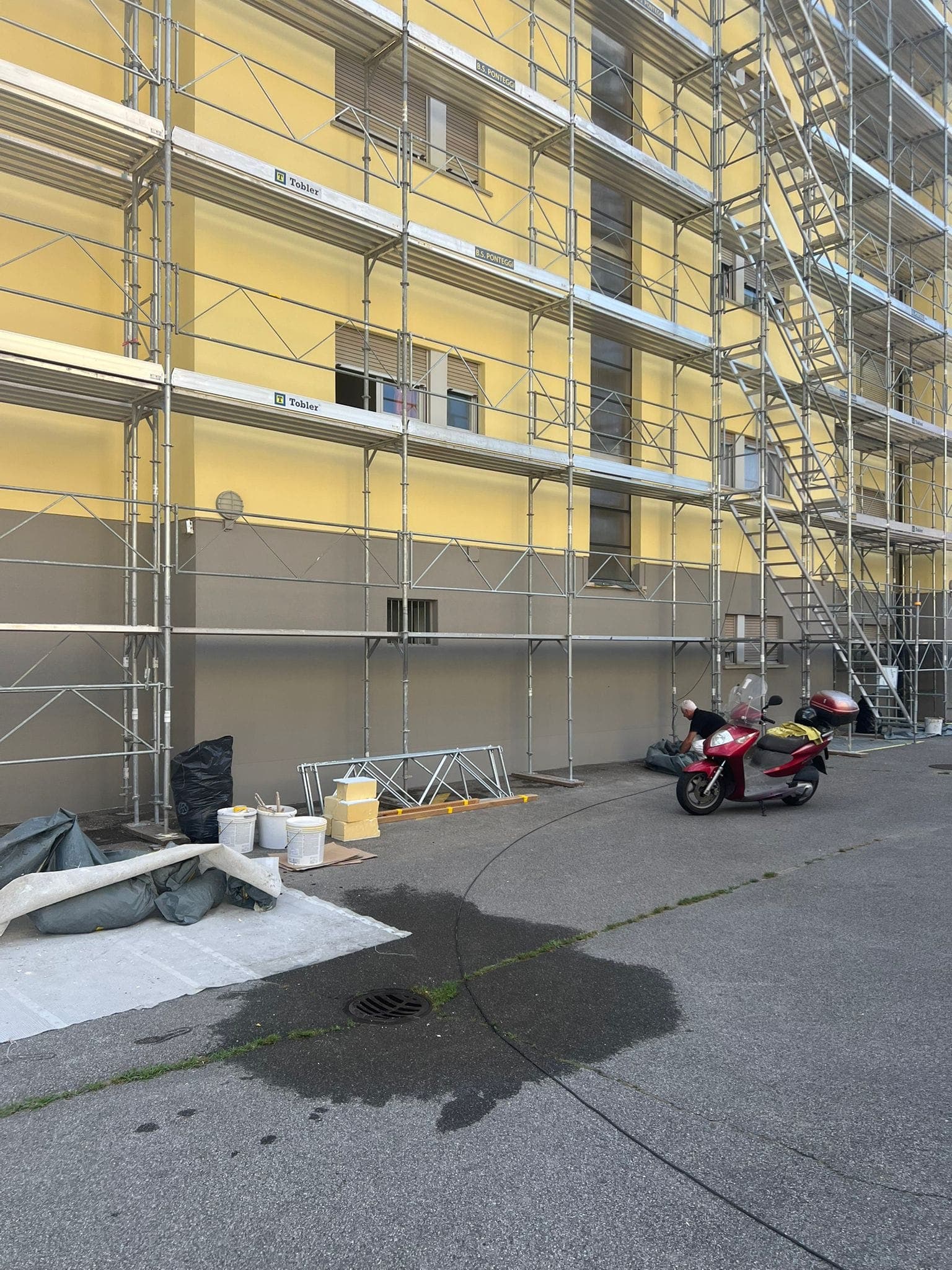 Cantiere cappotto termico su edificio residenziale in Ticino