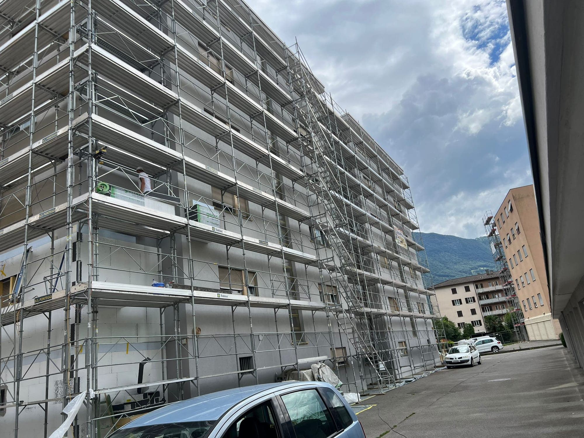 Cantiere cappotto termico con vista cantiere in Ticino