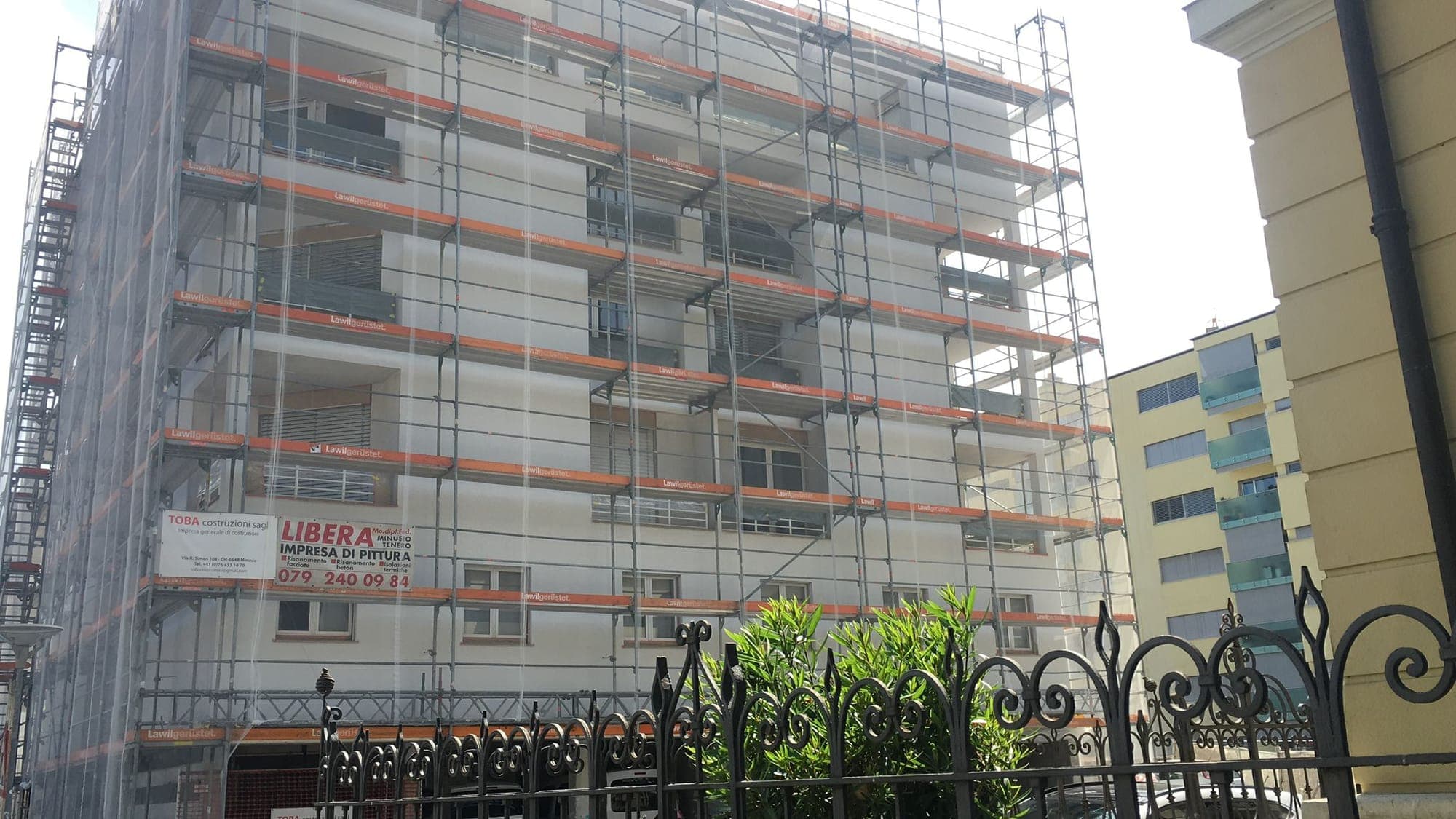 Ponteggi su cantiere cappotto termico Libera Pittura Ticino