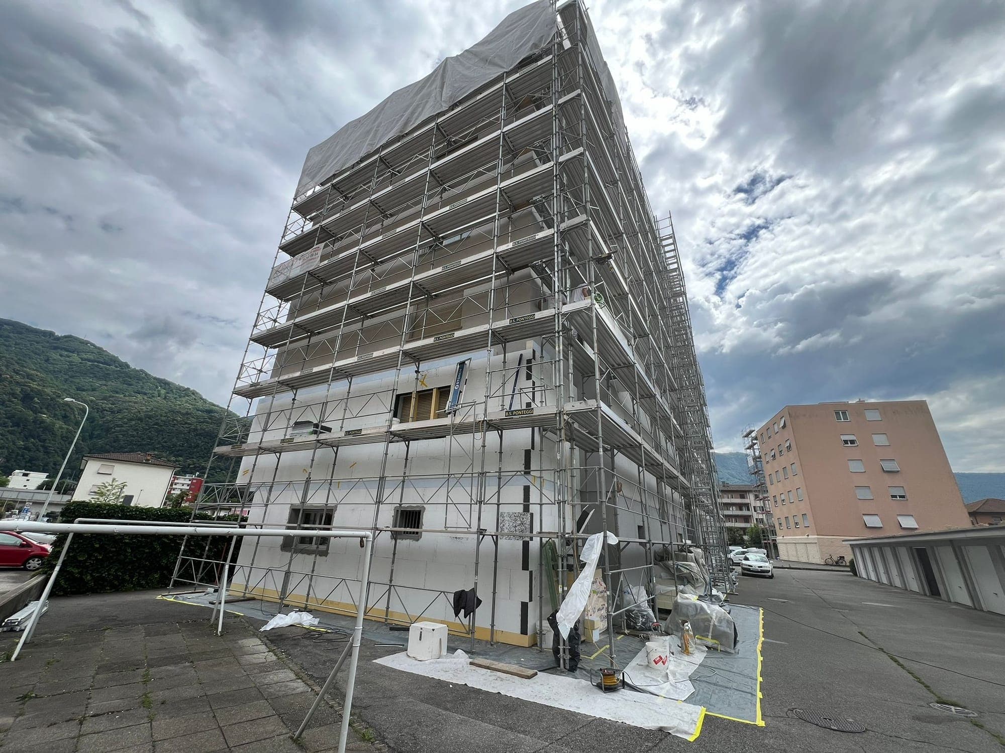 Cantiere tinteggio facciata a Locarno — Libera Pittura