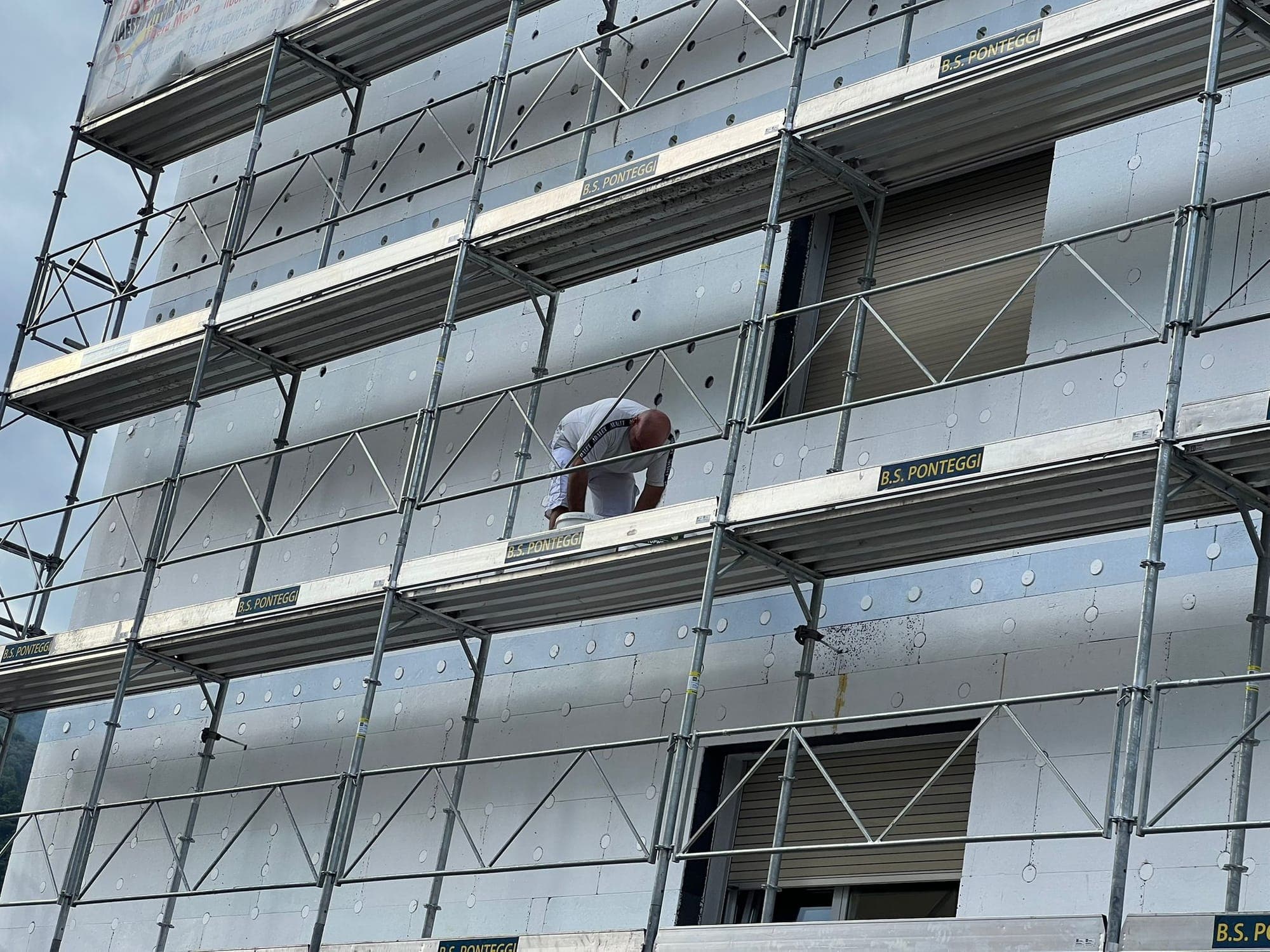 Posa pannelli isolanti per cappotto termico in Ticino