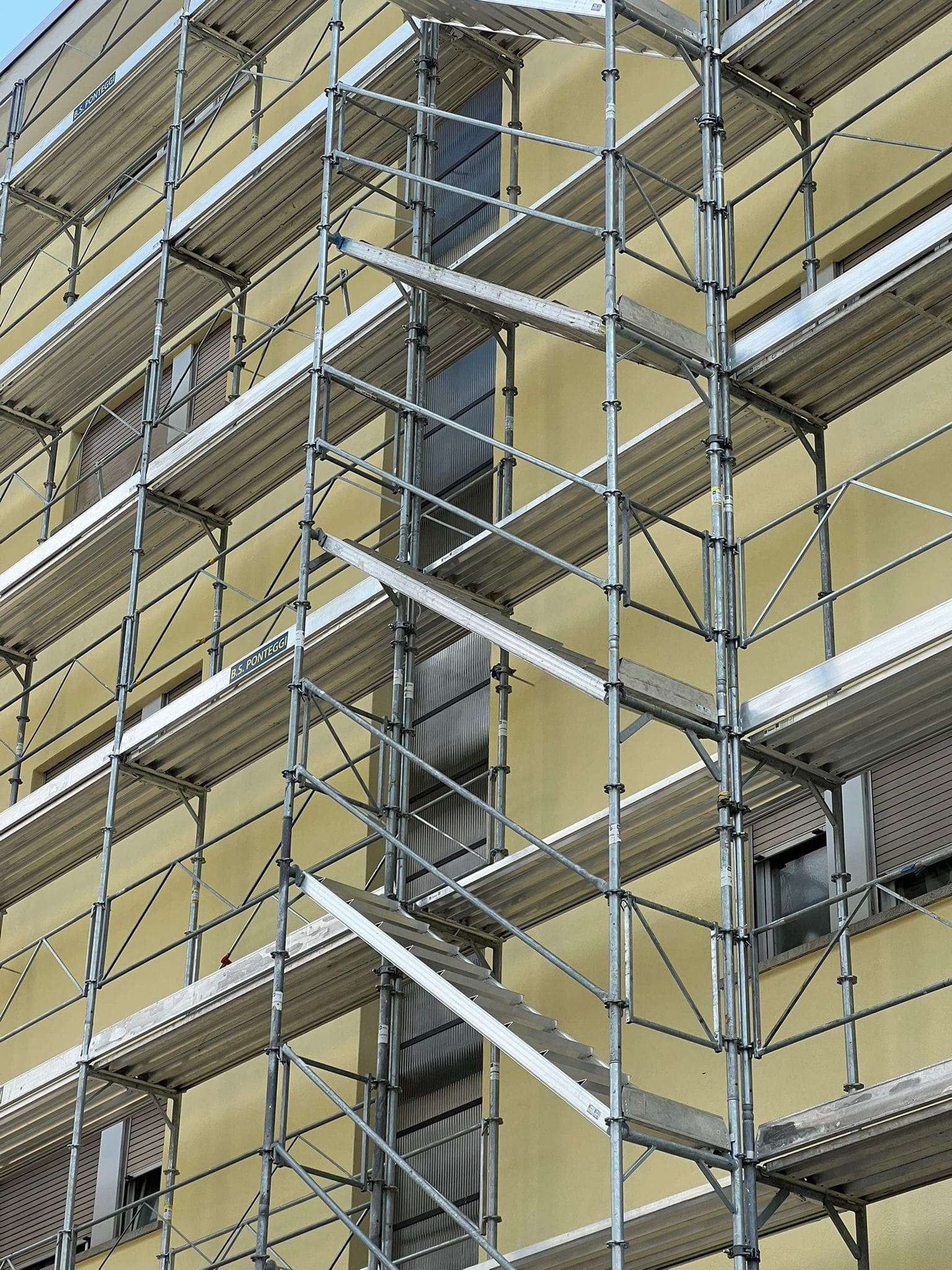 Ponteggi su cantiere cappotto termico Ticino