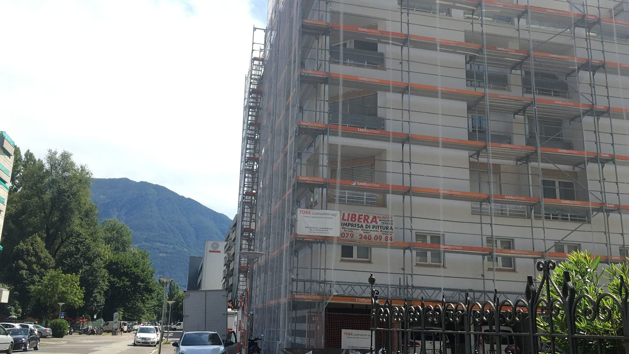 Operai Libera Pittura al lavoro su cappotto termico in Ticino