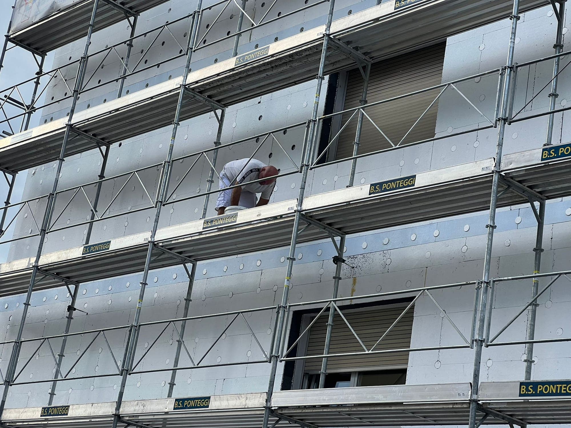 Maestro Pittore al lavoro su cappotto termico in Ticino