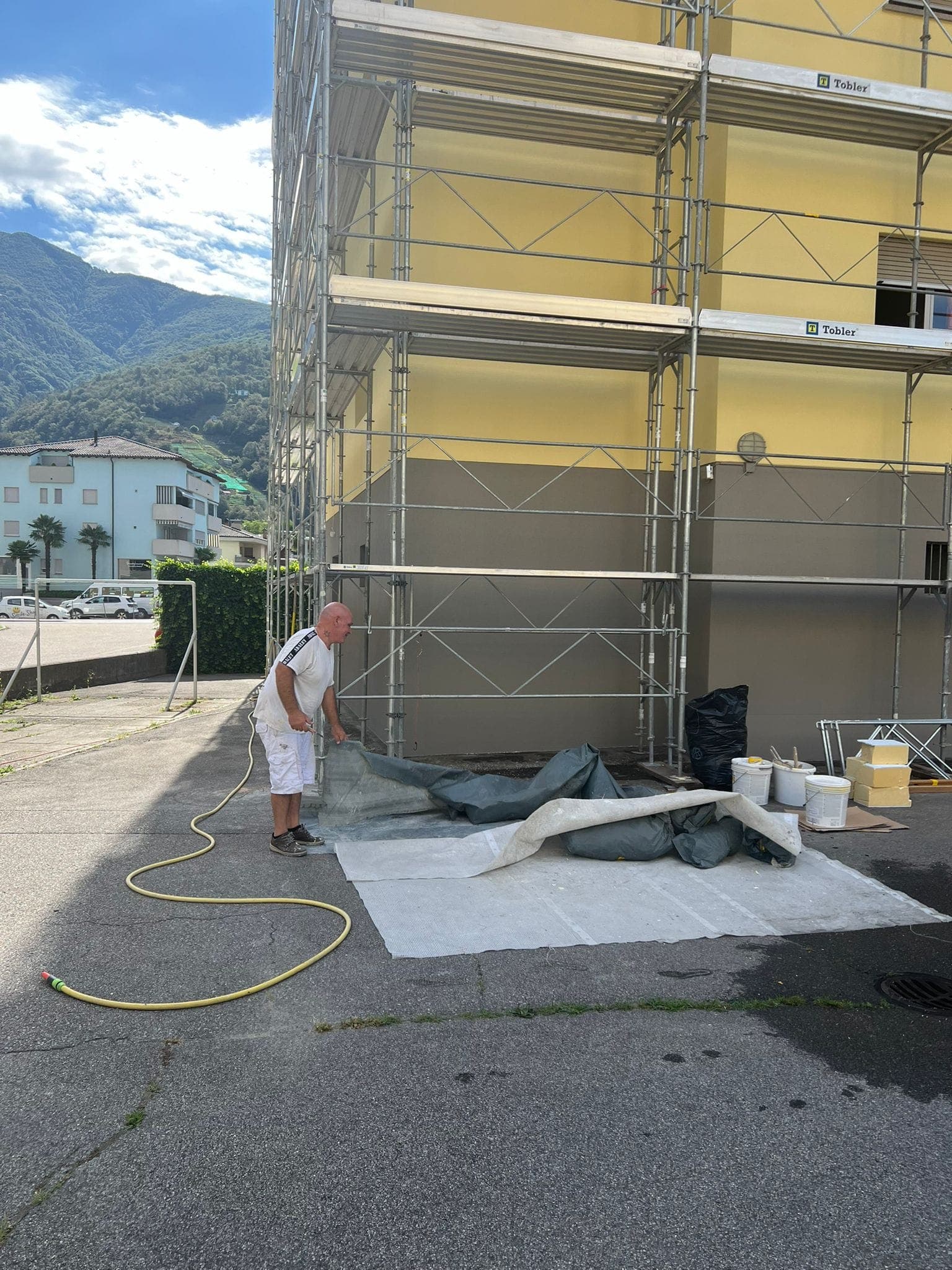 Preparazione cantiere per tinteggio facciata in Ticino