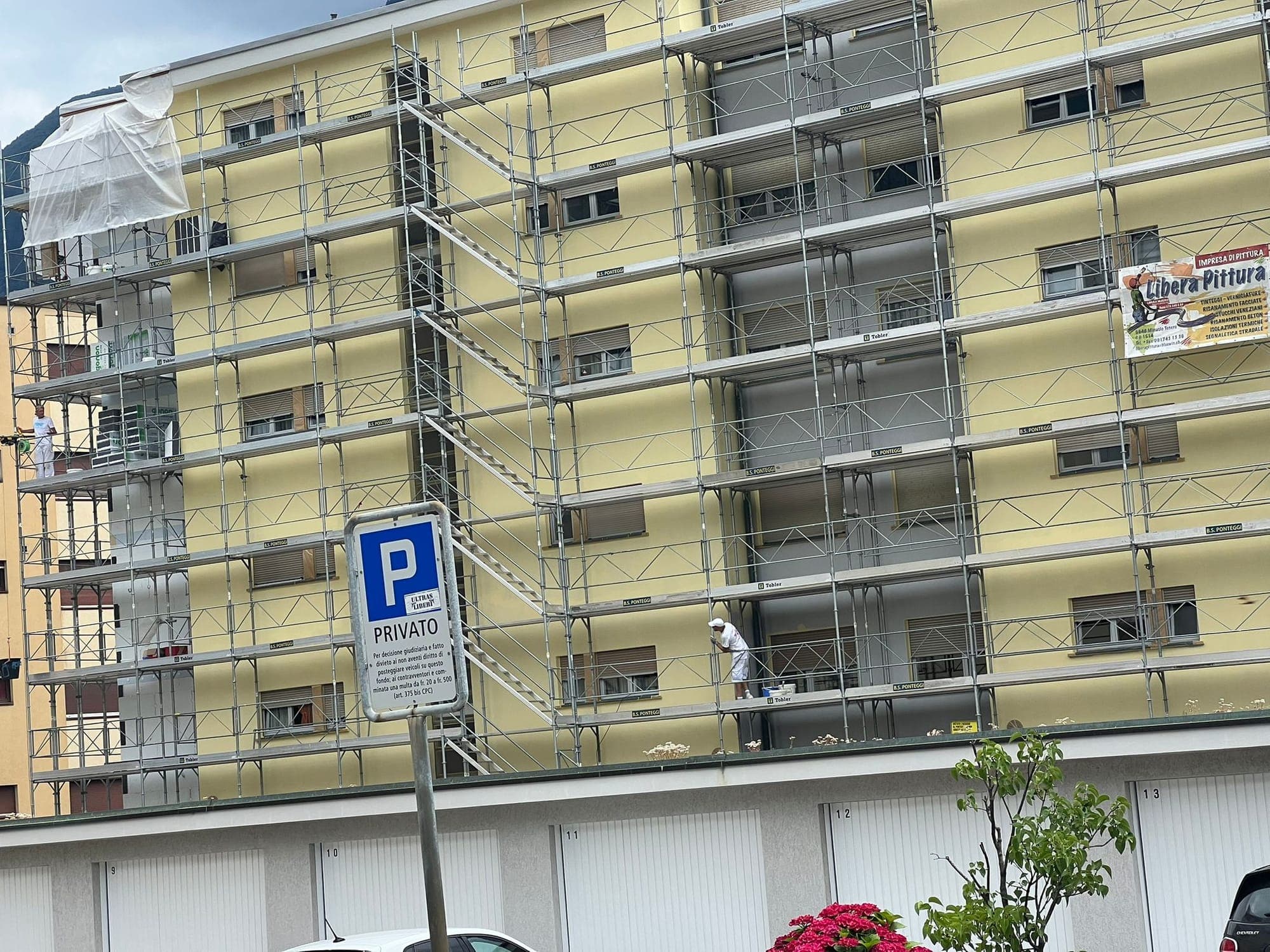 Tinteggio facciata con banner Libera Pittura in Ticino
