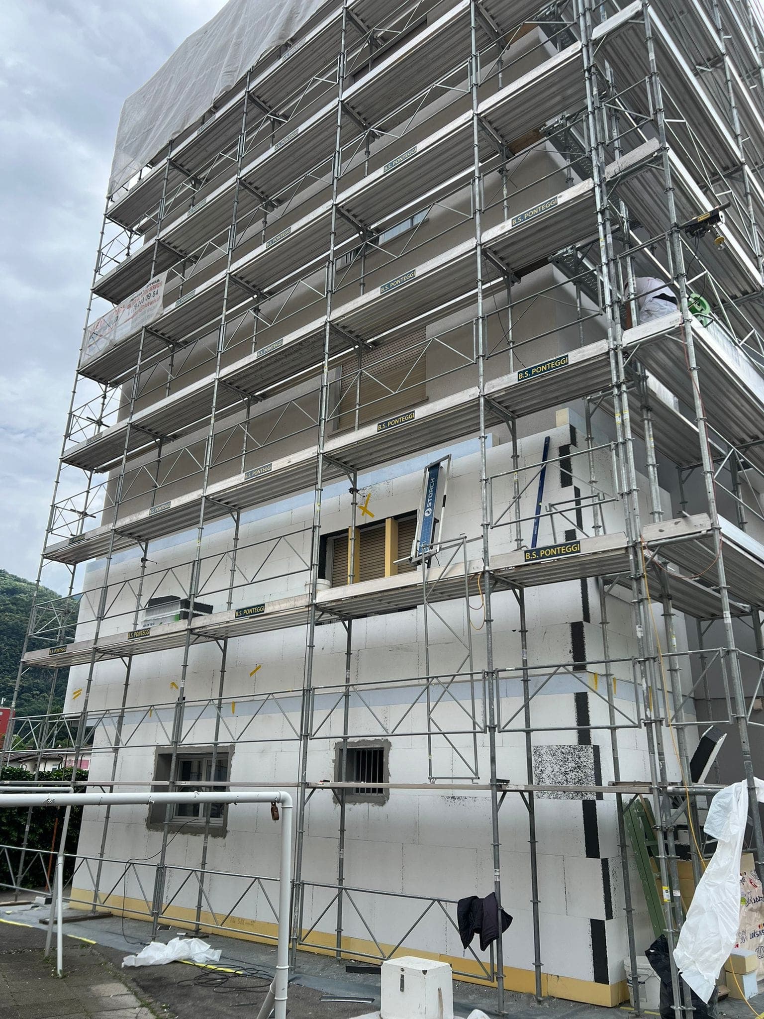 Cantiere tinteggio facciata a Locarno