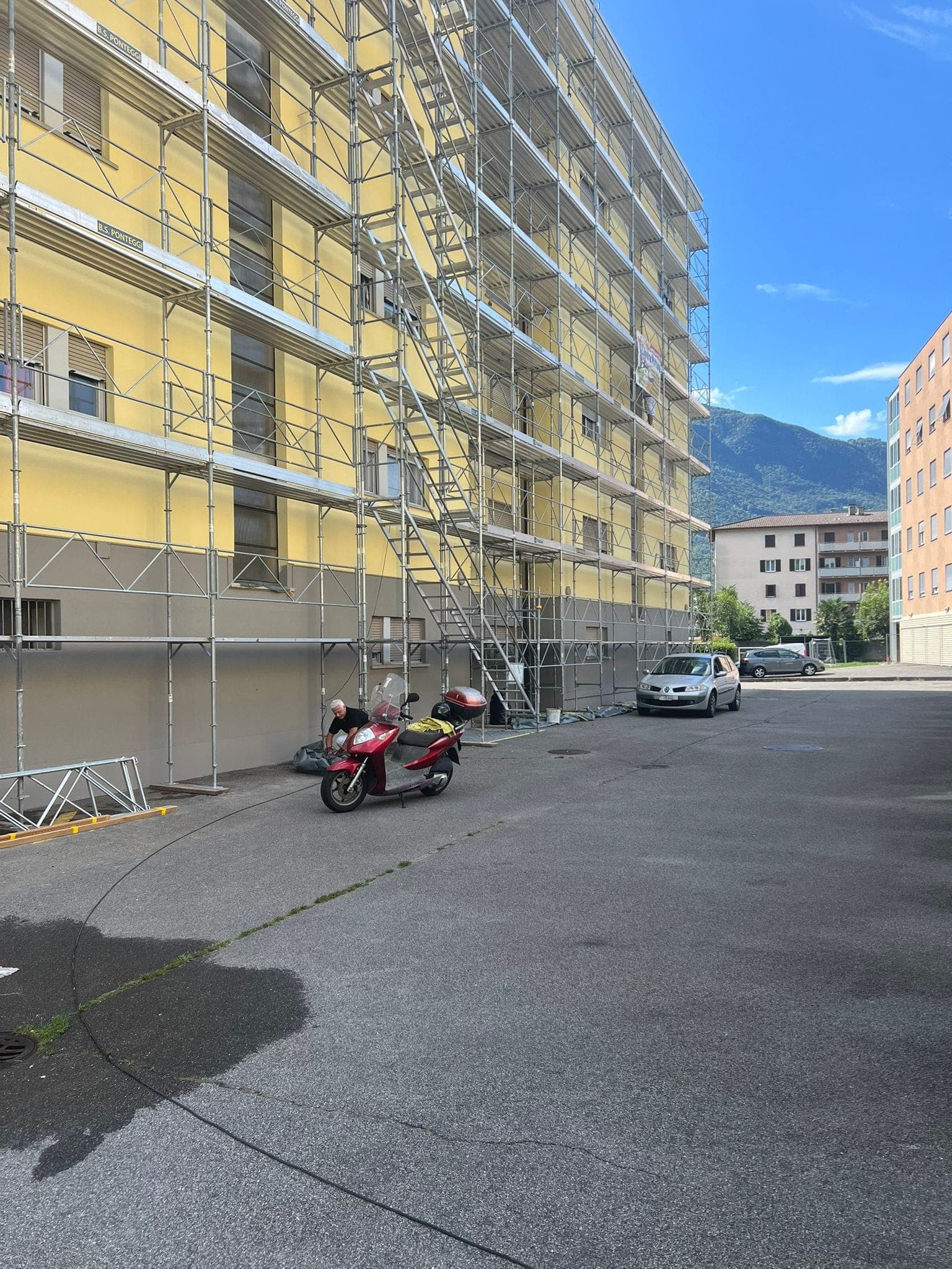 Cantiere tinteggio facciata e cappotto termico in Ticino